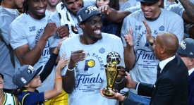 波特兰球迷热烈欢迎杨瀚森加盟开拓者队，利拉德拥抱新队友