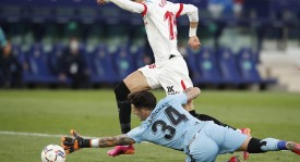 穆里尼奥费内巴切连败挑战：教练困境与球队转型